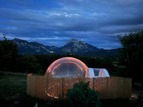 un observatorio de cúpula con una montaña en el fondo en Bubble Tent Füssen im Allgäu en Füssen