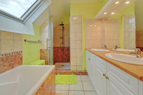 La salle de bains est pourvue de 2 lavabos et d'une douche. dans l'établissement Gite Baie Du Mont Saint Michel, à Saint-James