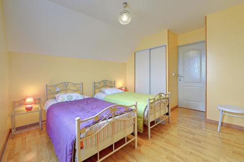 1 dormitorio con 2 camas y mesa en Gite Baie Du Mont Saint Michel en Saint-James