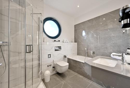 a bathroom with a toilet and a sink and a shower at Aquamaris Strandresidenz Rügen in Juliusruh