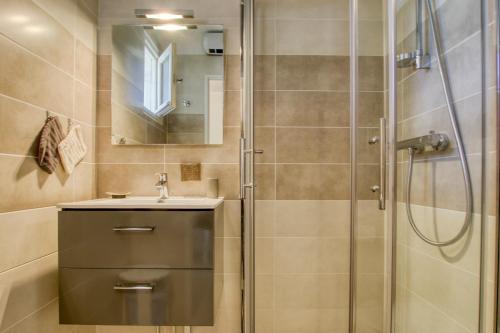 une salle de bain avec douche et lavabo dans l'établissement Isulita - Studio climatisé à 400m de la mer, à Bandol