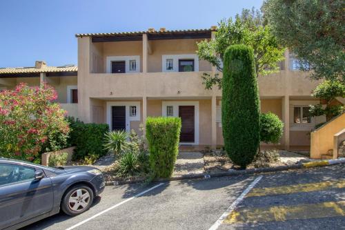 une maison avec une voiture garée devant dans l'établissement Isulita - Studio climatisé à 400m de la mer, à Bandol