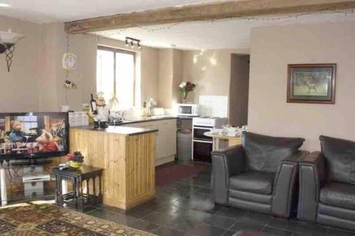 Kuchyň nebo kuchyňský kout v ubytování Charming 2-Bed Apartment on Exmoor