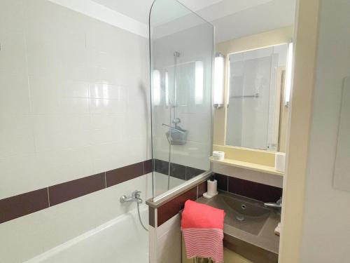 een badkamer met een douche en een rode handdoek bij Appartement Saint-Raphaël, 3 pièces, 6 personnes - FR-1-504-418 in Saint-Raphaël