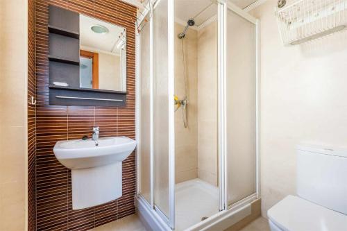 Un baño con ducha, lavabo e inodoro. en A&N Seaport 3A, en Caleta de Vélez