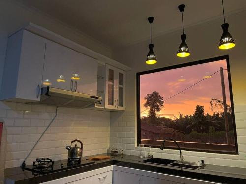 Η κουζίνα ή μικρή κουζίνα στο SYARIAH - Cozy 3BR House - 8min From City Centre by Sakura