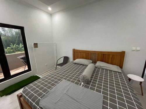 ein Schlafzimmer mit einem Bett in einem Zimmer mit einem Fenster in der Unterkunft Cozy 3BR House - 8min From City Centre by Sakura 