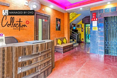 een lobby van een restaurant met een bar en een lobby bij Super Collection O Urban Guest House in Behāla
