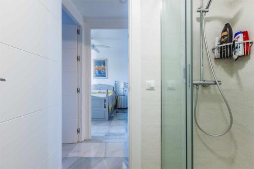 baño con ducha y puerta de cristal en A&N Pasaje del Jardín en Torre del Mar