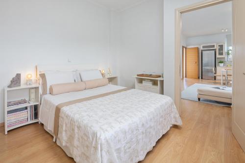 1 dormitorio con 1 cama blanca grande y baño en Corfu River Loft, en Potamós