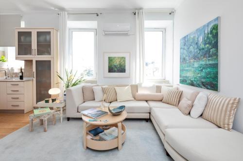 sala de estar con sofá blanco y mesa en Corfu River Loft en Potamós