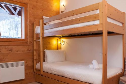 - une chambre avec 2 lits superposés dans une cabine dans l'établissement La Croix - 3 bedroom apartment in Sainte Foy village, à Sainte-Foy-Tarentaise