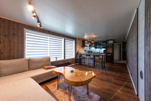 - un salon avec un canapé et une table dans l'établissement Lofoten Green Studio, à Ramberg