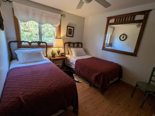 Giường trong phòng chung tại Catskills Farmhouse and Spa