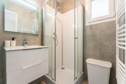 een badkamer met een glazen douche en een wastafel bij * Le Cocon * Centre-ville Douai-500m place d'Armes in Douai
