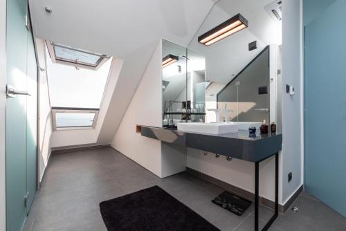 un baño con lavabo y espejo en Villa Sanja, en Postira