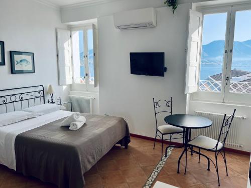 a bedroom with a bed and a table and chairs at Il Bottone al Duomo in Gaeta