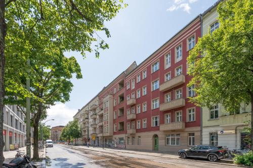 une rangée d'immeubles d'appartements dans une rue dans l'établissement Apartments elPilar Friedrichshain, à Berlin