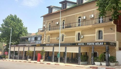 un gran edificio al lado de una calle en Hotel Porte Atlas, en Imouzzer Kandar
