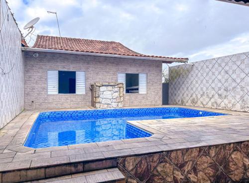 basen przed domem w obiekcie Casa c piscina a 260m da Praia Itaoca Mongagua SP w mieście Mongaguá