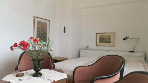 sypialnia z łóżkiem i stołem z wazonem kwiatów w obiekcie BEST MOUNTAIN VIEIW APARTMENT w Szczyrbskim Plesie