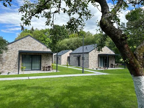 Domki Zdrojowe - Apartamentowe domki w centrum miasta - Parking