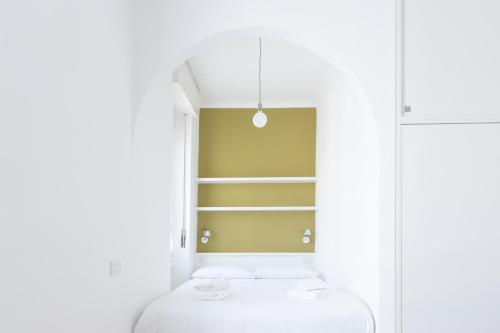 Porta Nuova Bright Studio with Balcony tesisinde bir odada yatak veya yataklar