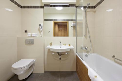W łazience znajduje się umywalka, toaleta i prysznic. w obiekcie Mercure Wiazowna Brant w mieście Wiązowna