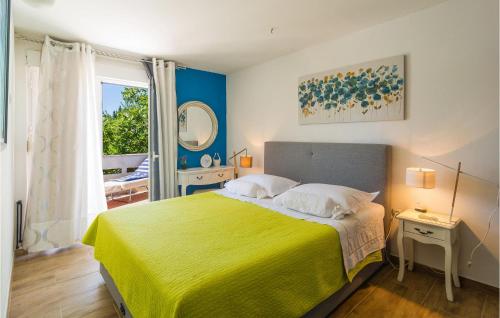 Säng eller sängar i ett rum på 3 Bedroom Amazing Home In Sucuraj
