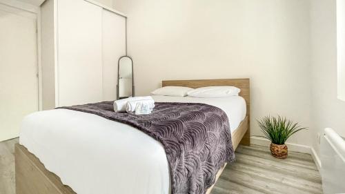 a bedroom with a bed with a blanket on it at HOMEY SAKINE- Proche centre- Netflix- Wifi in Cluses