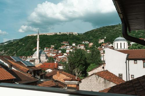 uma vista para uma cidade a partir dos telhados dos edifícios em Hotel Centrum Prizren em Prizren