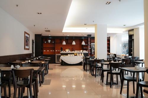 un restaurante con mesas, sillas y una barra en Mérit San Telmo en Buenos Aires