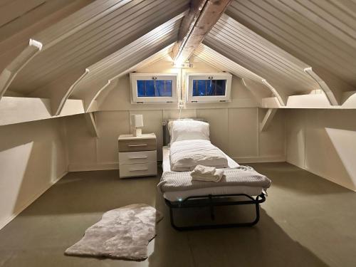 Cette petite chambre mansardée comprend un lit. dans l'établissement Alpina Appartment 2, à Kandersteg