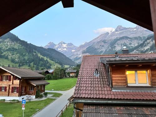 アパートメントから撮影された、または一般的な山の景色