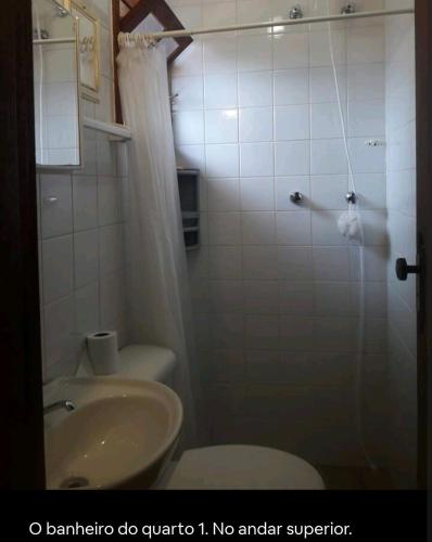 a bathroom with a shower and a toilet and a sink at Casa com churrasqueira piscina privativa em São Pedro da Serra - Perto de Lumiar in Nova Friburgo