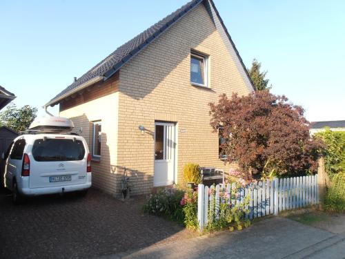 a white van parked in front of a house at Ferienhaus Undine, ruhige Lage, Nähe zur Altstadt, nur 500 m zur Müritz mit Strand, mit Parkplatz und Fahrradhäuschen in Waren