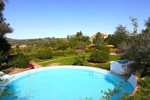 Bazén v ubytování Vale Formoso-authentic Farmhouse &pool-tavira 3km nebo v jeho okolí