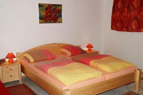 2 camas num quarto com 2 candeeiros nas mesas em Ferienwohnungen Röller em Rinnthal