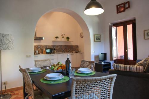 a kitchen and dining room with a table and chairs at Residence Salina in Malfa