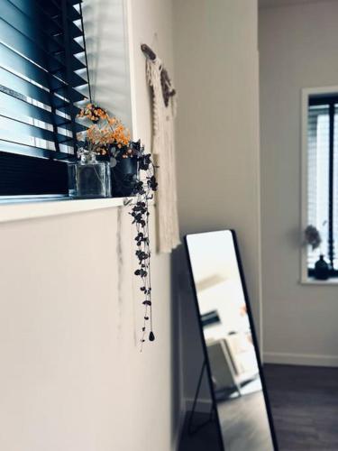 a room with a mirror and a window at The Bank's Lodge by ZILT in Limmen