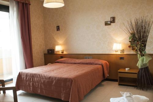 pokój hotelowy z łóżkiem i oknem w obiekcie Le Gronde w mieście Cava Manara
