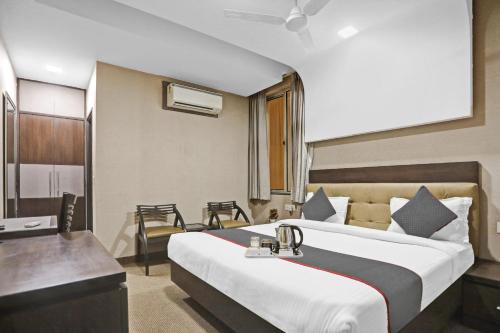 Habitación de hotel con cama y escritorio en Townhouse 531 city centre hotel, en Noida
