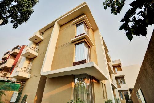 un edificio con dos ventanas laterales en Townhouse 531 city centre hotel, en Noida
