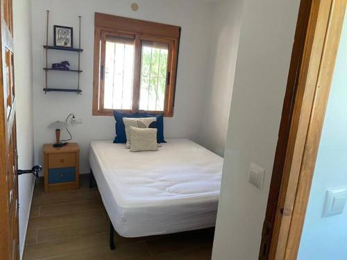 ein kleines Bett in einem Zimmer mit Fenster in der Unterkunft Villa del Sol - 400m walking distance from El Portet Beach in Teulada