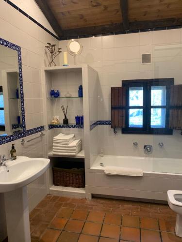 uma casa de banho com uma banheira e um lavatório em La casita del hortelano em Robledo de Chavela