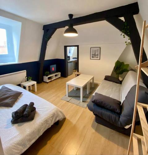 une chambre avec un lit et un bureau dans l'établissement La Maison Sévigné - Appart Hôtel - N°5, à Béthune