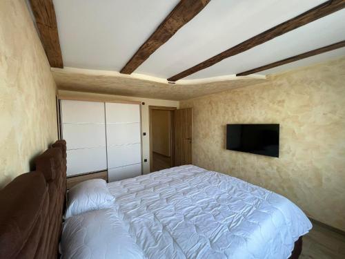a bedroom with a bed and a flat screen tv at Motel pizzeria Actros in Nova Topola