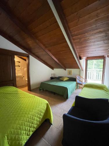 維科德加爾加諾的住宿－Rifugio Sfilzi - Foresta Umbra，一间卧室设有两张床和木制天花板