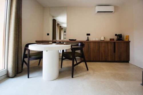 a dining room with a white table and chairs at Auberge du Lyonnais in Annecy