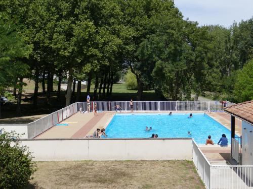 una gran piscina con gente. en Cozy Pontaillac, en Vaux-sur-Mer